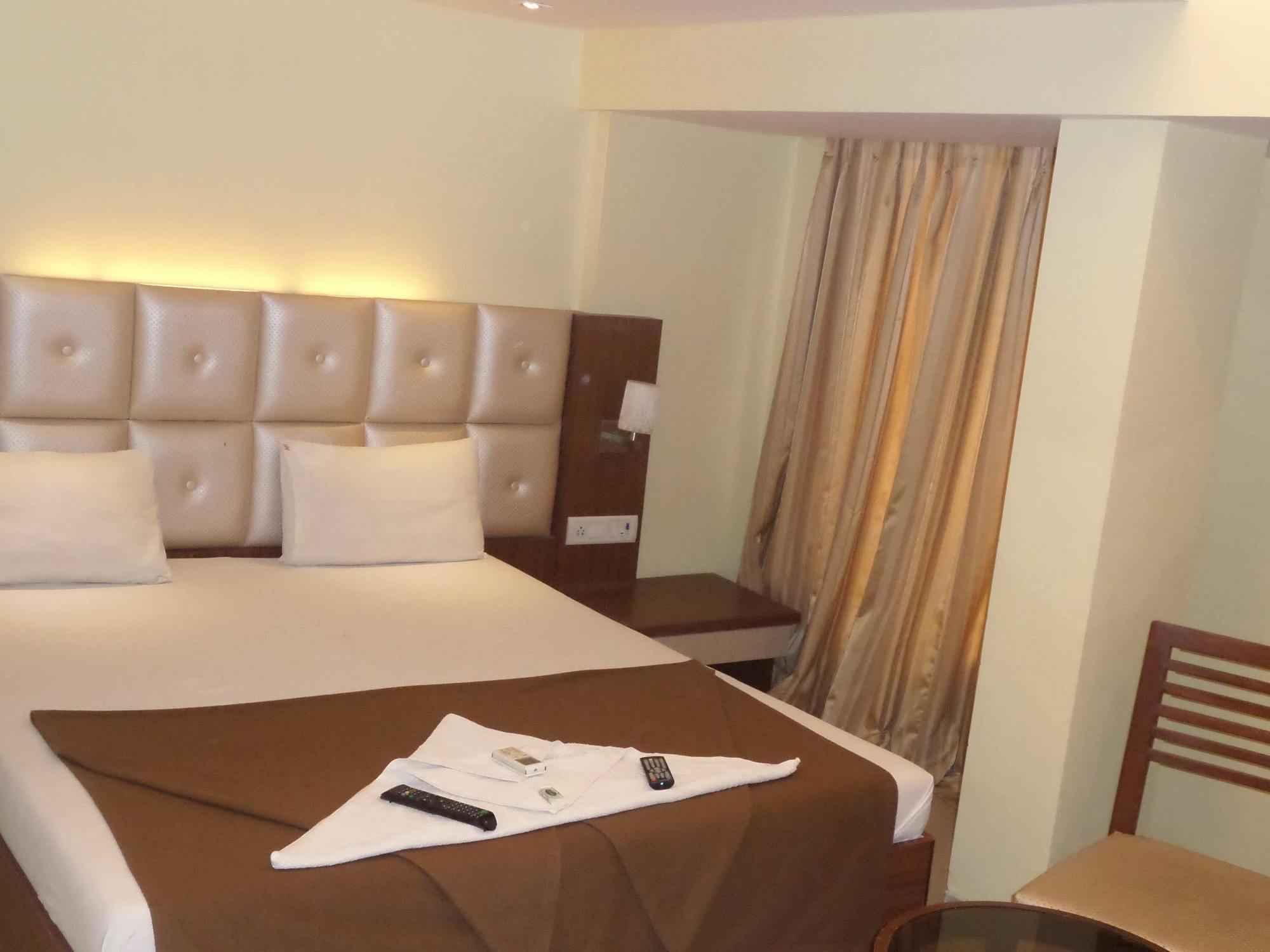 Oyo 2026 Hotel Aishwarya Residency Navi Mumbai Exterior photo
